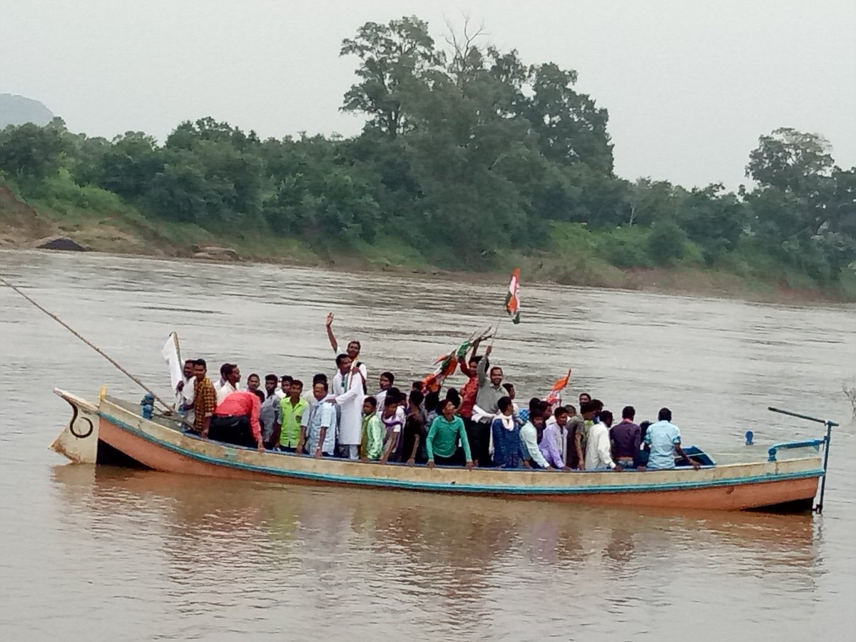 KawasiH's tweet photo. नक्सल प्रभावित जिला सुकमा के कांग्रेस के कर्मठ कार्यकर्ता नाव पार कर भाजपा सरकार के जन विरोधी नीतियों के खिलाफ रैली में भाग लेने पुहंचे । https://t.co/qm0con3X4x
