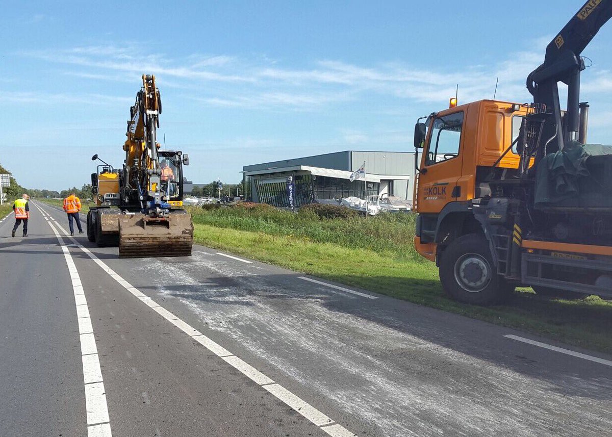 vanderKOLK_z's tweet photo. #N375 #Meppel Is tussen de Industrie. Oevers D afgesloten, dit ivm verloren asfalt uit vrachtwagen. https://t.co/MNlnkcLX9V