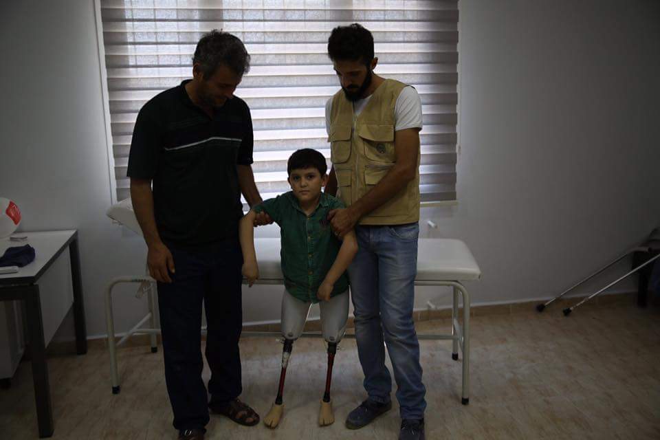 Basbous0's tweet photo. أولى خطوات الطفل عبد الباسط بعد تركيب أطراف صناعية
عبد الباسط صاحب الصرخة التي لا تنسى "يا بابا شيلني"
بعد قصف منزله بريف #إدلب ببرميل متفجر https://t.co/G3qRikKj4V