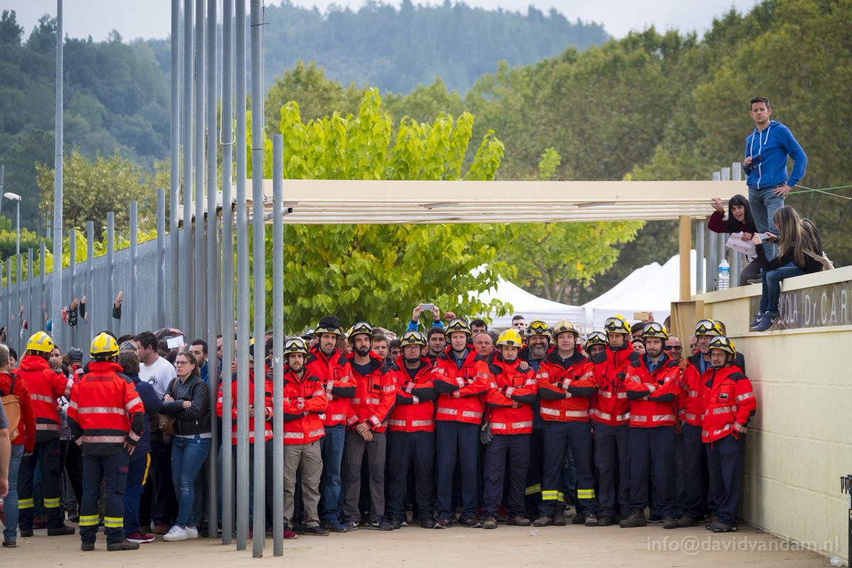 Daphid's tweet image. Blokkade van brandweermannen om te voorkomen dat de politie het stemlokaal in Arbúcies binnen komt. #CatalanReferendum