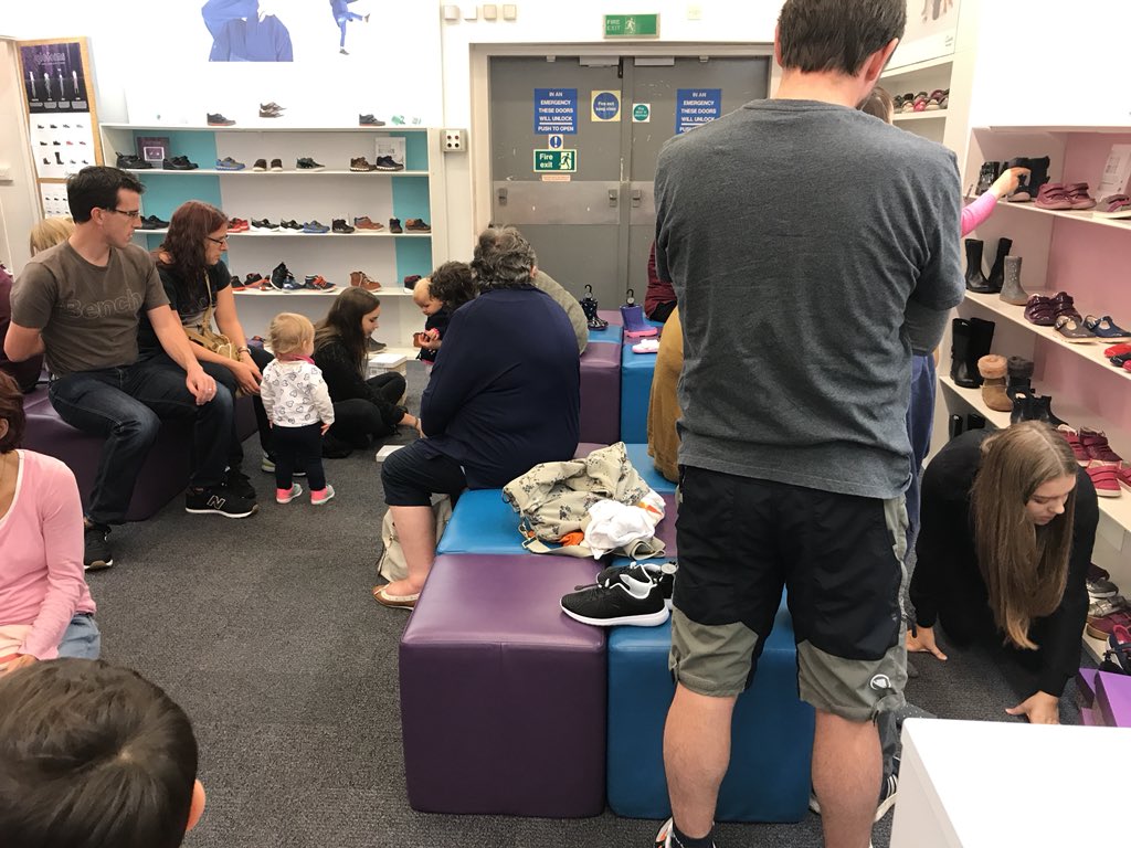 VRT_Matt's tweet photo. @clarksshoes Byfleet couldn’t even be bothered to serve someone who was just waiting to pay. 2 staff 4 a shop? https://t.co/yxirBgVbPs