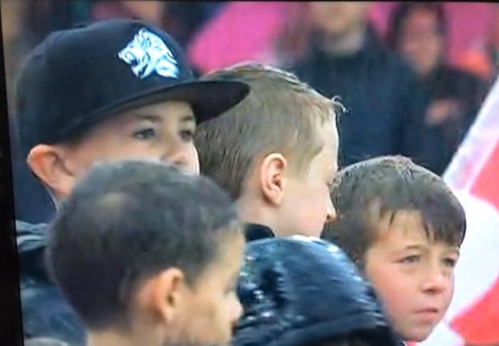 HollyyDiamond's tweet photo. @ProSyndicate @SyndicateOG my little cousin is on tv reppin the Hat😂😊 football game https://t.co/wMIQIohHdh