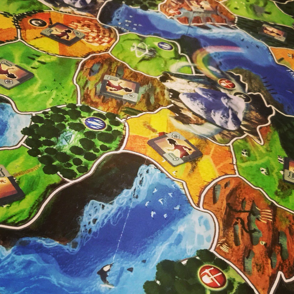 encu's tweet photo. First time playing Small World with 5 players. Will need to get some expansions! #boardgame #tabletop #analoggames #smallworld #daysofwonder https://t.co/4KagAERkCN