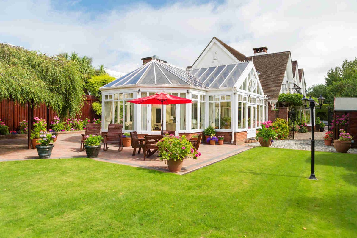 NormanPrattCons's tweet photo. 'Great house for parties, and there's good access to the gardens from the enormous Norman Pratt-designed conservatory.' @Independent_ie https://t.co/apxa28sLBz