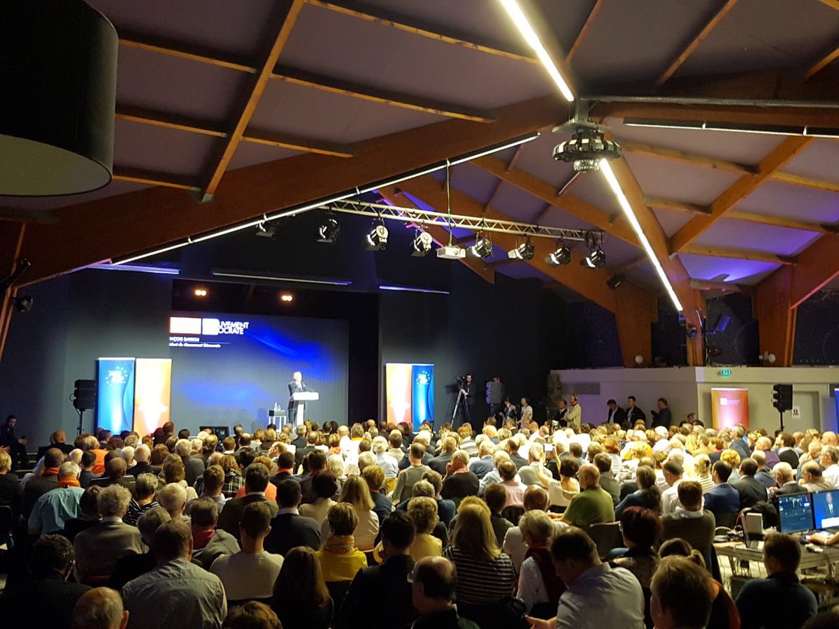 sarahelhairy's tweet photo. Merci 👍 aux équipes du @MoDem des @J_Democrates et du @GroupeMoDem pour cette belle édition des #UR2017 🌞 🇫🇷🇪🇺 👏 https://t.co/YBdNBTtetQ