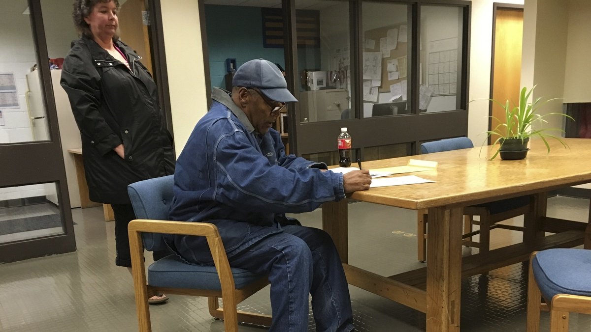 WGAL's tweet photo. OJ Simpson walks out of Nevada prison after 9 years https://t.co/39yqjSb8ES https://t.co/lnUSOIwnp5