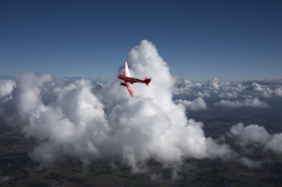 johnfielding001's tweet photo. de Havilland DH.88 Comet Grosvenor House G-ACSS in flight #deHavilland #Comet #GrosvenorHouse #DH88 #GACSS #aerial #air2air #airtoair https://t.co/thmsTgp77F