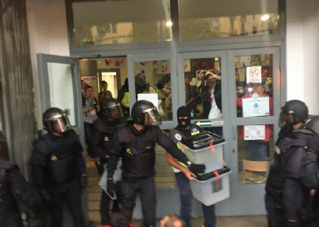 bizimugi's tweet photo. Pourquoi empêcher un peuple de voter, quelque soit le sujet ? Qui a peur de la démocratie ? #CatalanReferendum #1Oct #Barcelona #Catalogne https://t.co/v5ieE1ep7Z