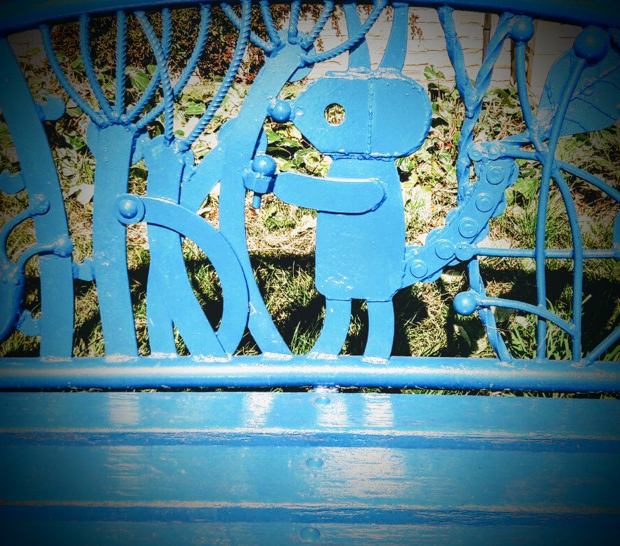 HiddenArtNorth's tweet photo. Blue. Metal. Bench. 
#rodley #Leeds #Yorkshire https://t.co/ekb7DuPlSJ