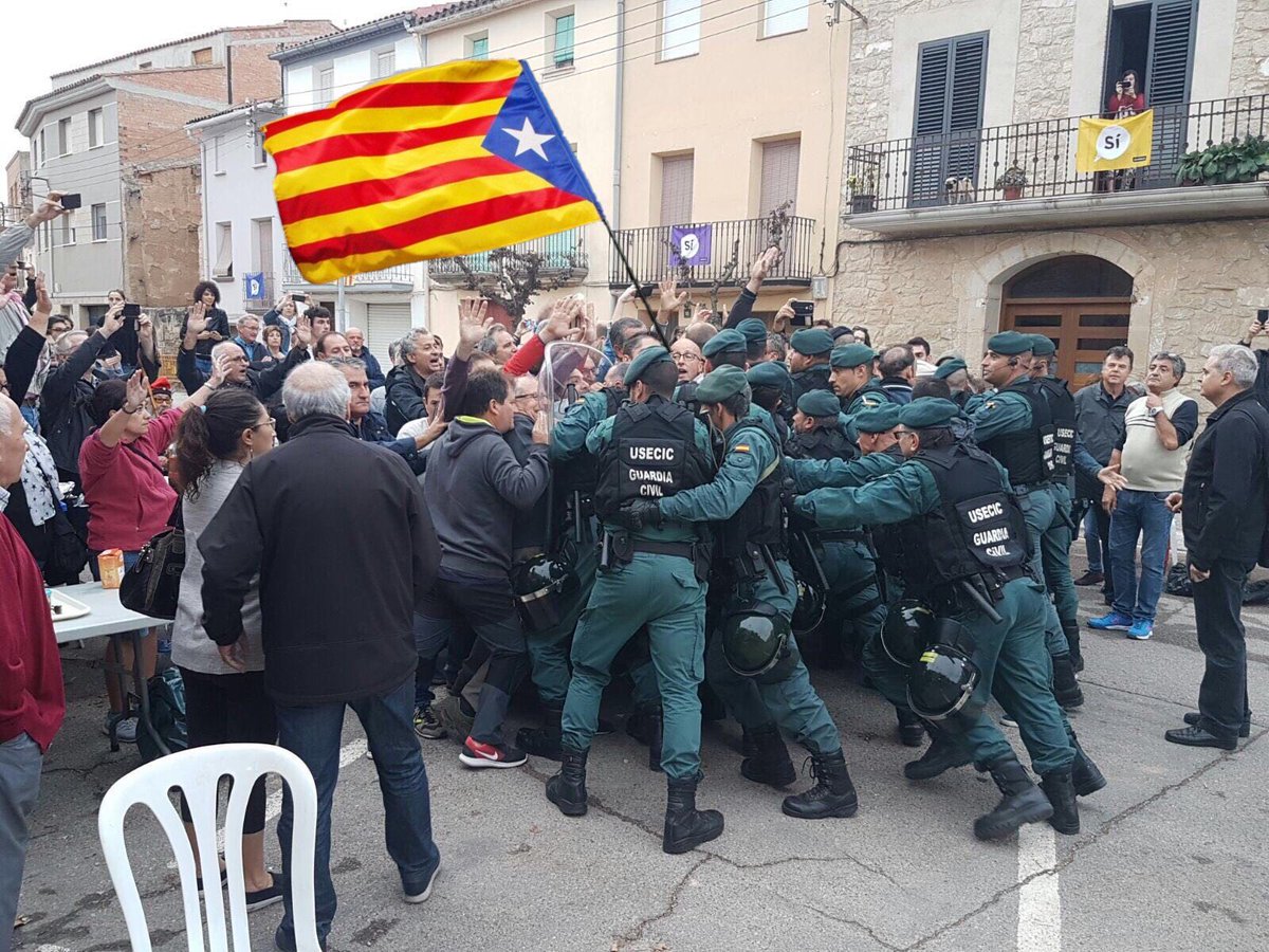 simosyd's tweet image. It's not repression of violent extremists, it's violent repression of common citizens. People who just wanted to vote. #CatalanReferendum