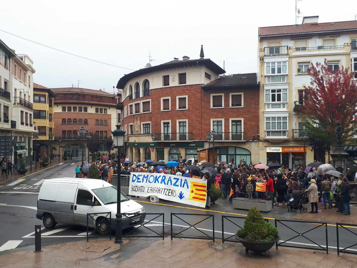 BusturialdeaGed's tweet photo. Busturialdeko herritar asko kalera urten diz herri Katalanagaz alkartasune erakusteko! https://t.co/mgrGxhUgjy