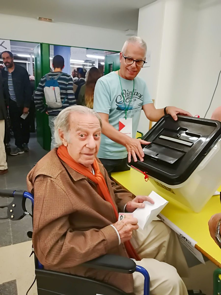 nosilverbird's tweet photo. Mi abuelo de 101 años, NO OLVIDA.  Aporrearon a mi abuela en los 50's por decir "qui es l'últim?" en una panaderia #CatalanReferendum https://t.co/3TgUzqeKIq