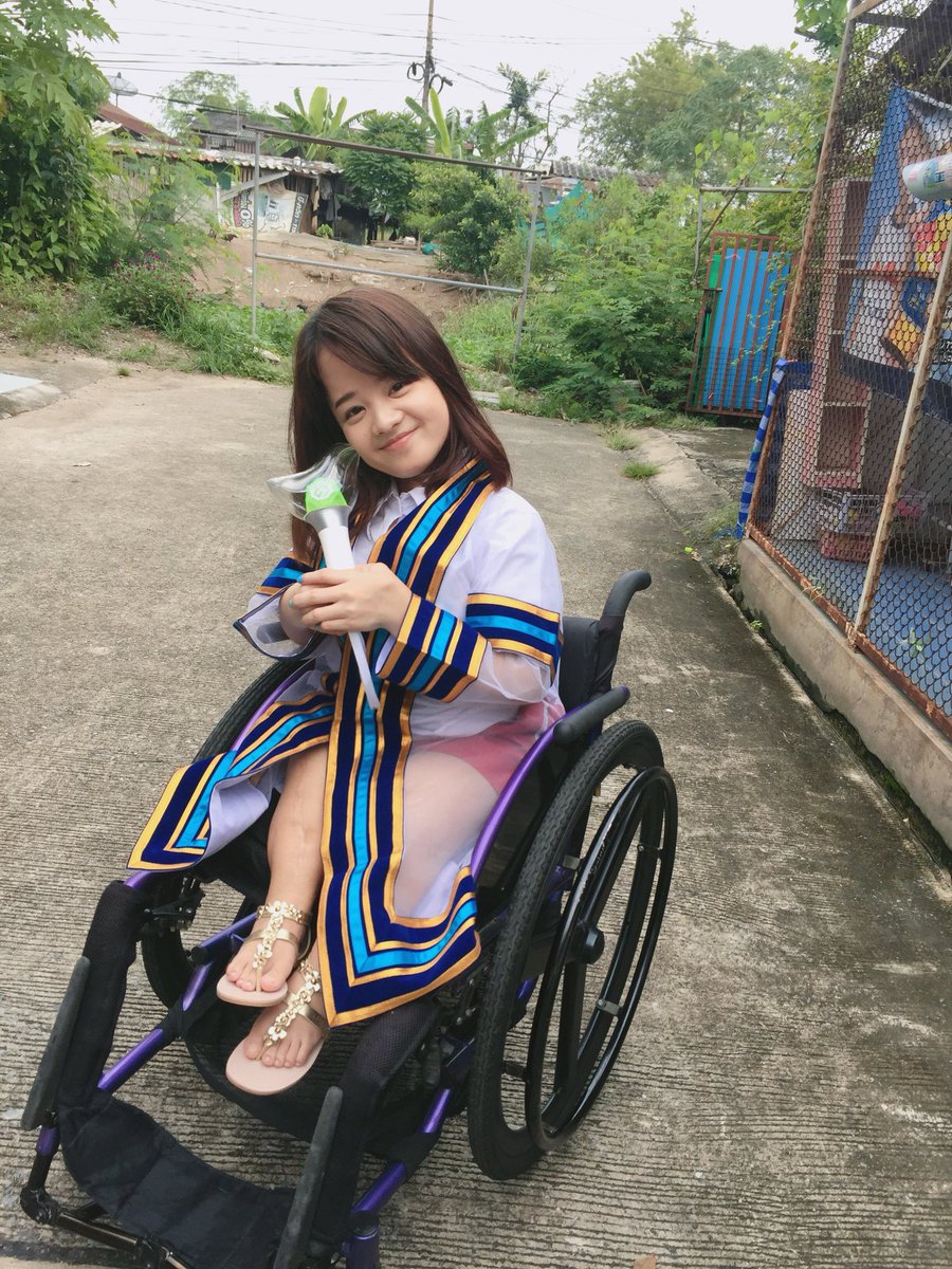 Thejajah's tweet photo. หนูอยากเล่าเผื่อเป็นกำลังใจให้ใครหลายๆคนได้ มีใครอยากอ่านมั้ยไม่รู้ หนูพิการ ไม่สามารถเดินได้เลย ผ่าตัดมาทั้งหมด 34 ครั้ง ผ่าทุกที่ (1) https://t.co/0eweq1Mdbl