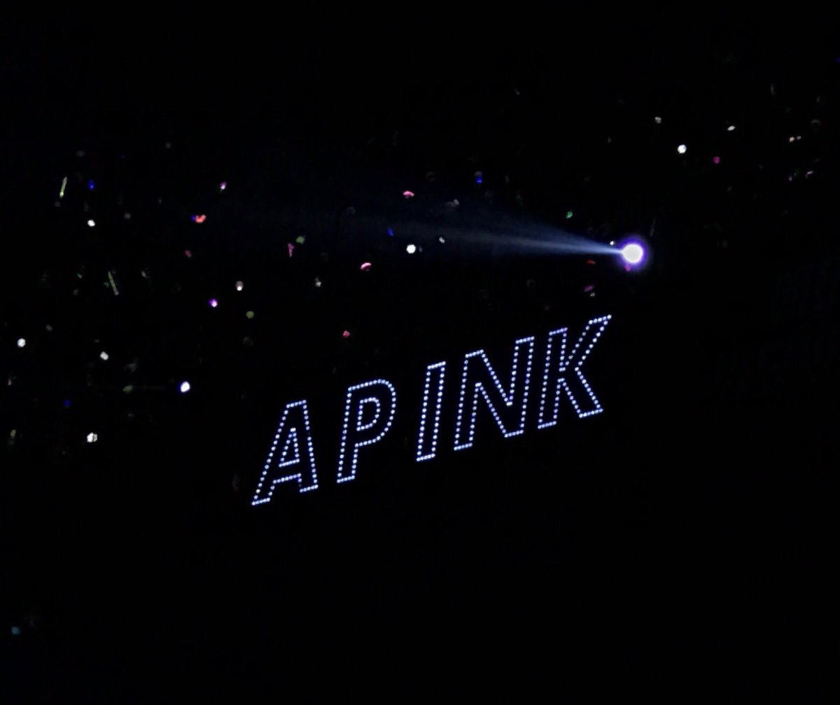 Apink_2011's tweet photo. [#에이핑크] 핑크빛으로 가득 물들었던 2017 코리아 뮤직 페스티벌! 반짝반짝 빛나는 현수막과 핑크빛 PANDA봉 물결이 아름답던 오늘! 열심히 응원해주신 🐼 여러분 감사합니다💕

#Apink #FIVE #함성소리최고 #조심히들어가세요🚙 https://t.co/FwQpdnNR1O