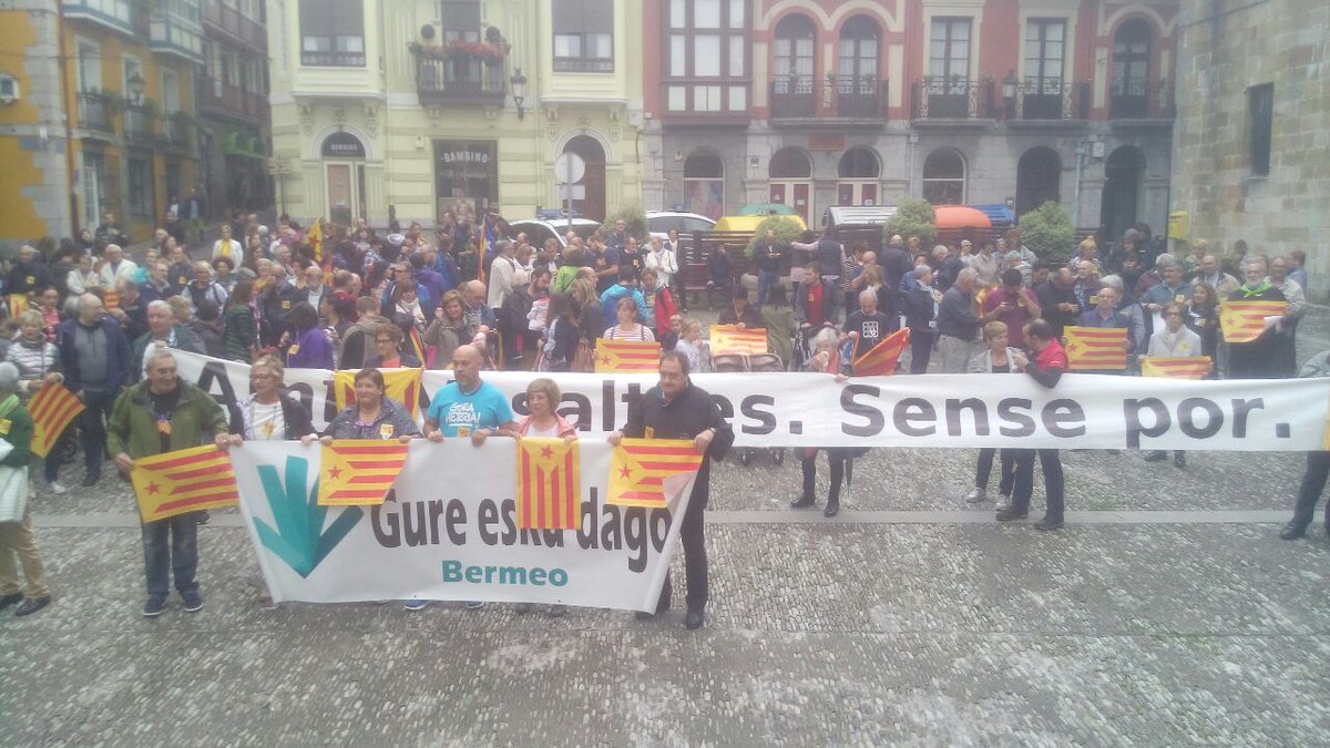 BusturialdeaGed's tweet photo. Busturialdeko herritar asko kalera urten diz herri Katalanagaz alkartasune erakusteko! https://t.co/mgrGxhUgjy