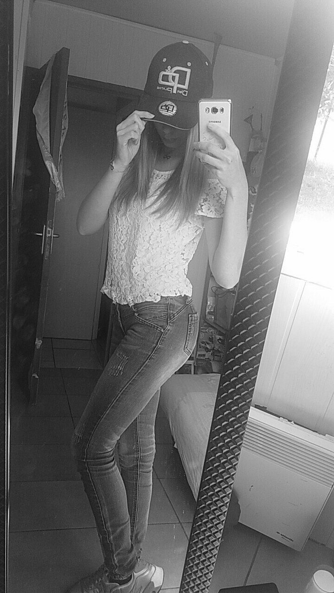 pascalinedu44's tweet photo. Quoi qu'on face nous serons toujours critiqué donc autant faire ce que l'on veut 😏👌 tjrs avk ma cassette 💋 #teamjul @jul 💉 https://t.co/SFIRnjBJqW