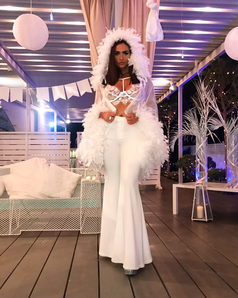 CharlotteDawsx's tweet photo. Is it too much? Na Defo not darlings. 😂💅🏽🎥 https://t.co/0zP3b4vCBj
