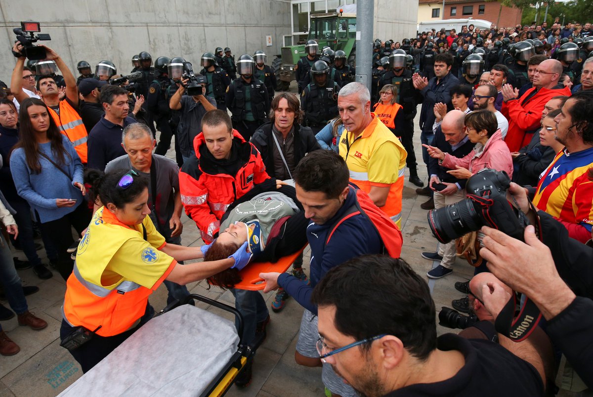 3CatInfo's tweet photo. ⚠️ #ÚltimaHora Almenys 337 ferits en les càrregues de la policia espanyola contra l'#1OTV3 #CatalanReferendum https://t.co/bXDx8RXmEs https://t.co/qbqqHHLDYU