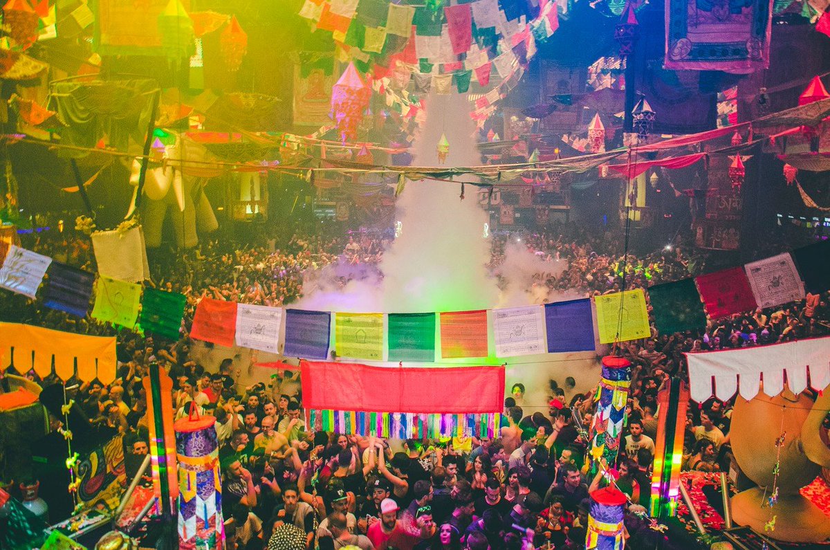 fabrikdiscoteca's tweet photo. Ganas de volver a vivir este momento !!
#elRow #Halloween https://t.co/mj9S5Yb9tN