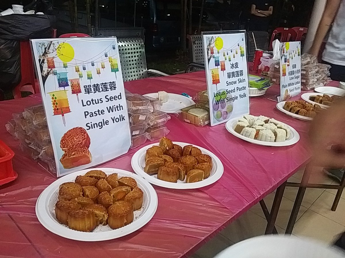 Gyrowoof's tweet photo. Mooncake taster wuff tonight. :p Over 2000 kcals of event mooncakes consumed before dinner. :P Training to be a #FatWuff #Foodphoto #Durain https://t.co/eBrjAHJoUC