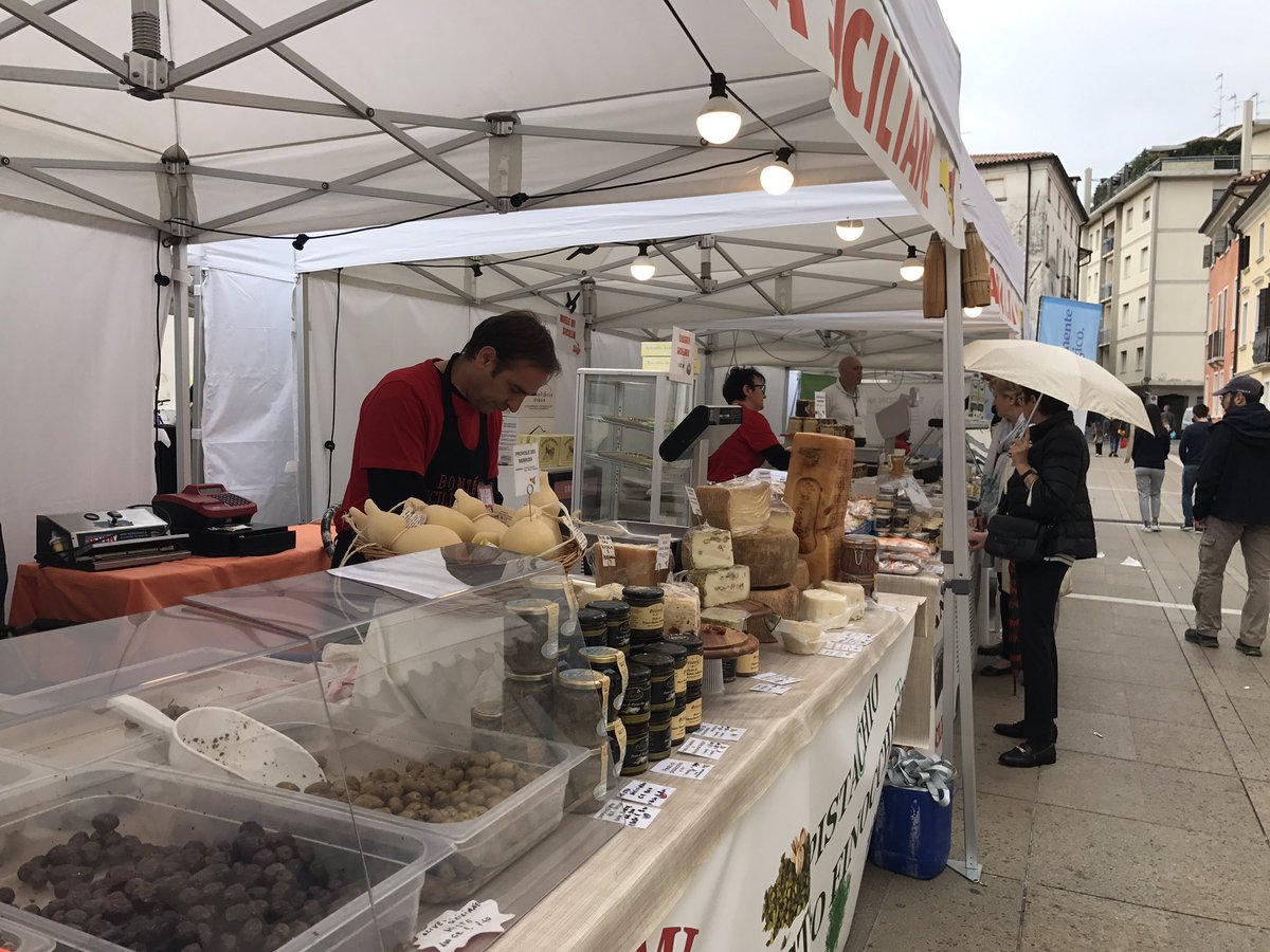 iFoodit's tweet photo. continua il festival del food ad @OderzoFoodFest con assaggi e eccellenze territoriali #oderzoFF @VatySuvimol https://t.co/Efrhn9qyJr