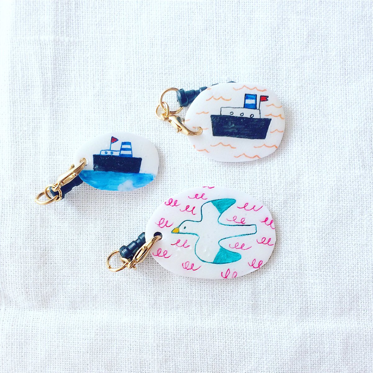 mintknit's tweet photo. 横浜での出店に向けて、海を���メージしたイヤホンジャックを作りました🐟✨船とかもめがモチーフです。

#minne #mintknit #横浜 #運河パレード #illustration #イラストレーション #イラスト #イヤホンジャック https://t.co/5ifTPWlqtI