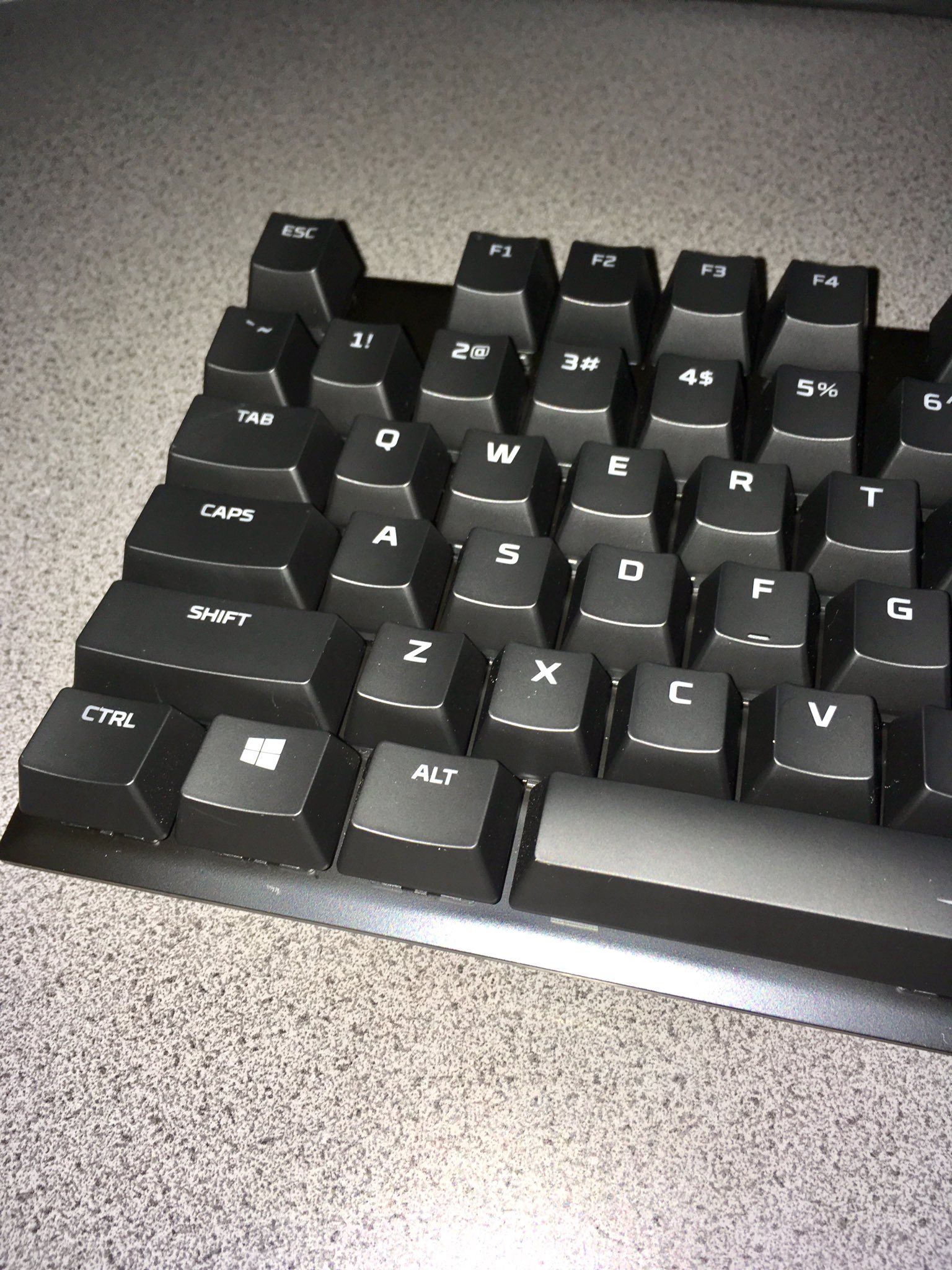 Tomoyuki Hyperx Alloy Fps Pro 赤軸 英語配列なので スペースキー横の無変換キー無し テンキー無し ファンクションキーとf12キー同時押しで ゲームモードになりwindowsキーが無効 インジケーターで確認可能 T Co 5owypvzqjs