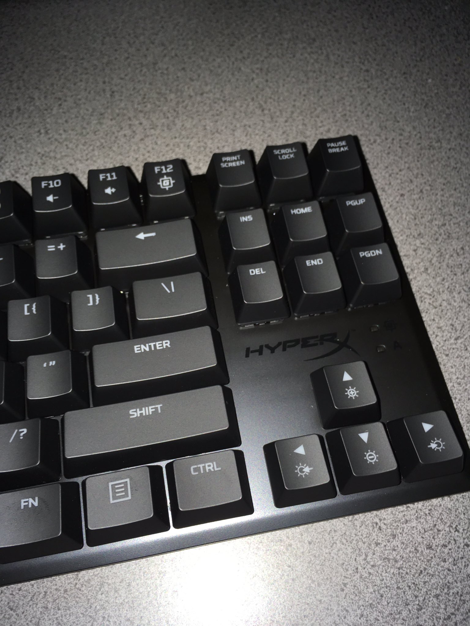 Tomoyuki Hyperx Alloy Fps Pro 赤軸 英語配列なので スペースキー横の無変換キー無し テンキー無し ファンクションキーとf12キー同時押しで ゲームモードになりwindowsキーが無効 インジケーターで確認可能 T Co 5owypvzqjs