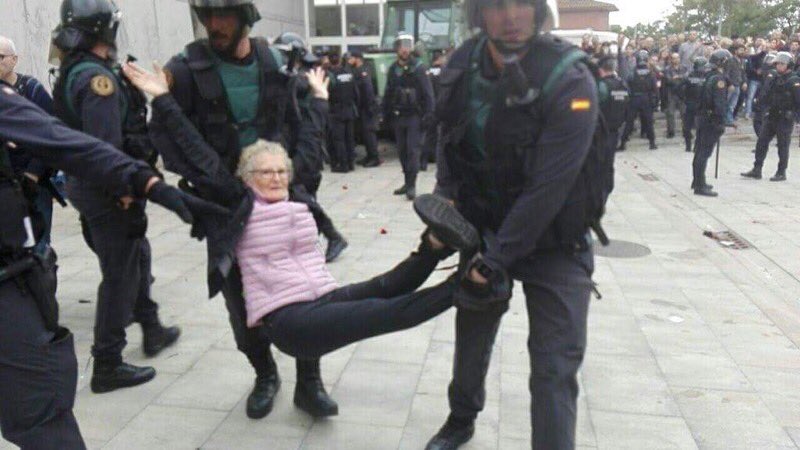 StitouImad's tweet photo. l'image du jour. #CatalanReferendum https://t.co/rpF4HBwNWe