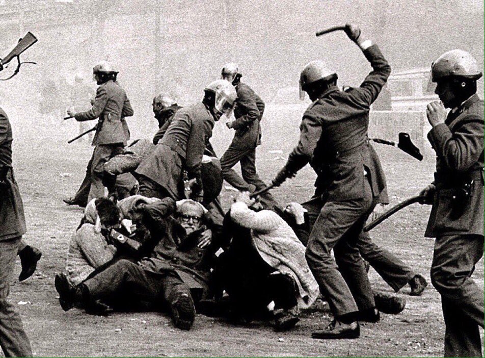 nuriagarcia_a's tweet photo. ¿DEMOCRACIA? #CatalanReferedum #spanishrepression https://t.co/Dfn2poE960