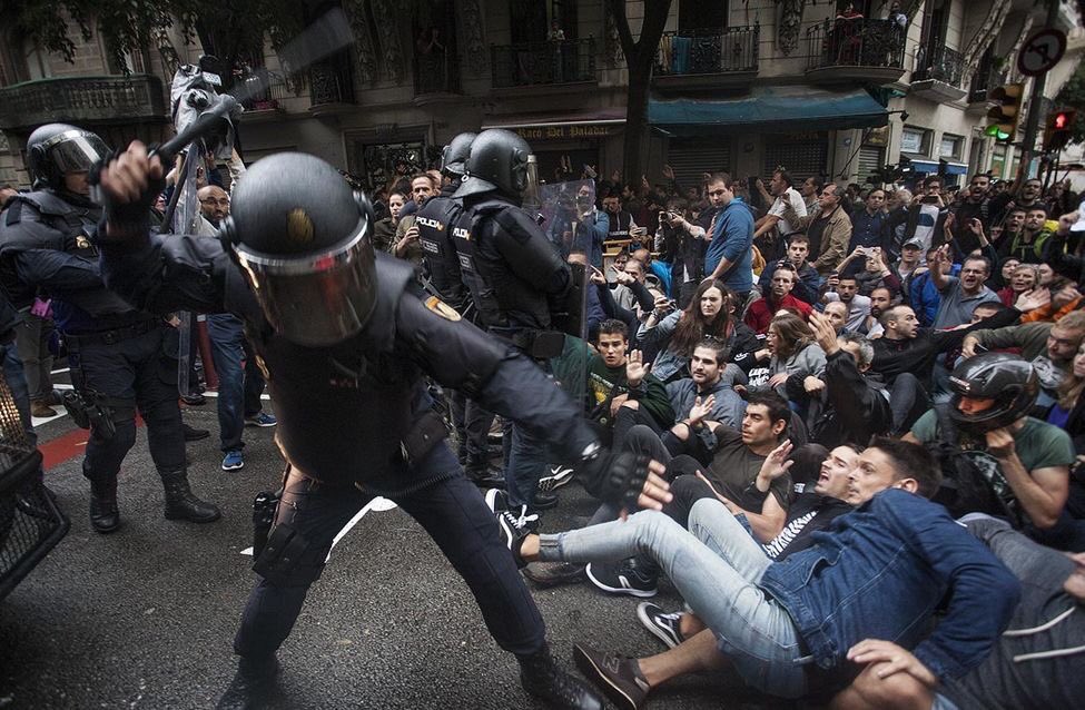 nuriagarcia_a's tweet photo. ¿DEMOCRACIA? #CatalanReferedum #spanishrepression https://t.co/Dfn2poE960