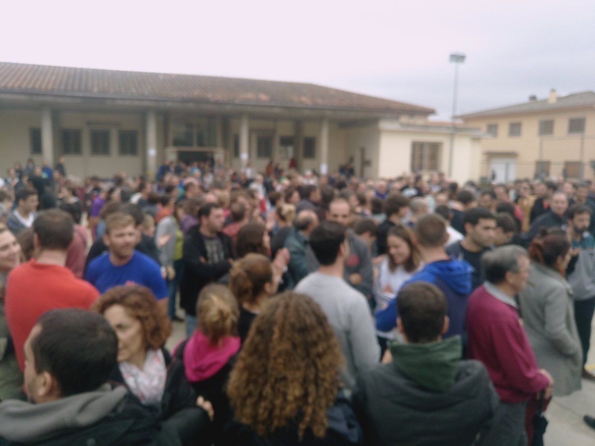 VallfloridaDmc's tweet photo. Seguim sentint orgull de la gent del poble. Tots units protegint #urnes  #defensemref
#CatalanReferendum https://t.co/gHMqvszurm