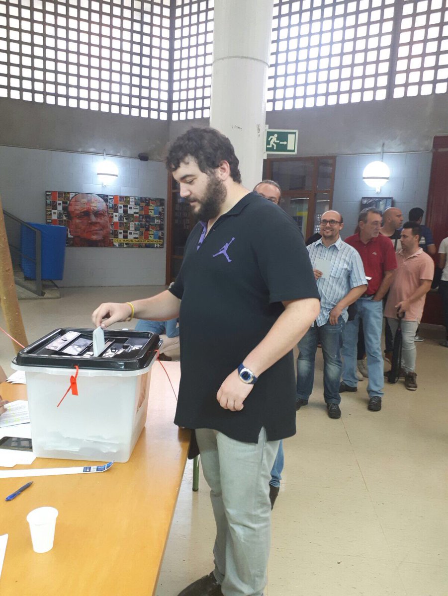 MovEsqSAB's tweet photo. L @UVillodres votant avui al #IESMVM a #santadria avui un dia molt complicat emocionalment per ell i la seva família. Un record al seu avi. https://t.co/R3GAtgNCFm