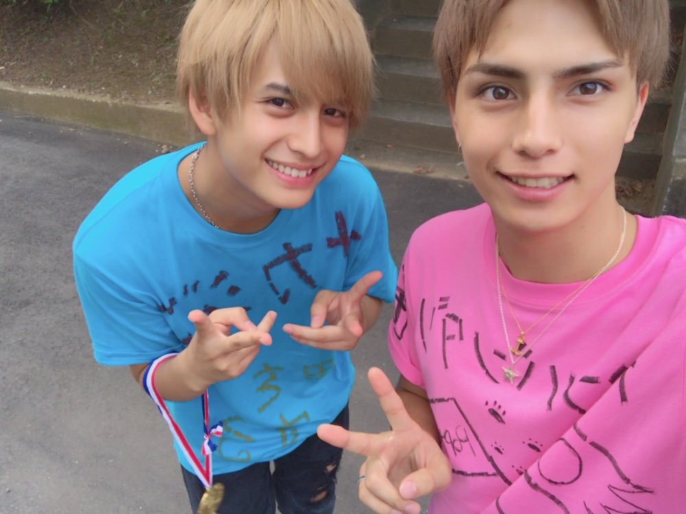 バンダリ亜砂也 今宵は健くんと2人で語りました 先輩と話すと いろいろ考えさせられたりするし頑張ろうって思える 2人のツーショットも久々