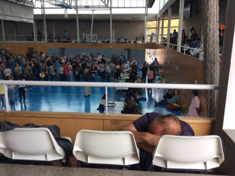 gurupaella's tweet photo. Esgotament al centre electoral però les cues no paren #girona #pollstation #CatalanReferendum #1Oct https://t.co/D1fdTER9FT