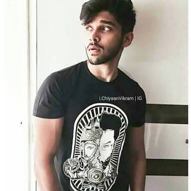 Kaarasingam103's tweet photo. Wow Thats a good news😍
#DhruvVikram plays the lead role in the remake of #ArjunReddy 
Lets c the young talented Hero of Tamil cinema👍 https://t.co/Ubhbm3TikO