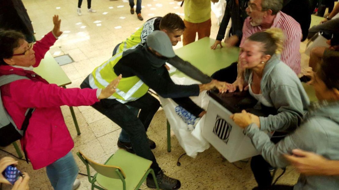 <a href="/marianorajoy/">Mariano Rajoy Brey</a> #CatalanReferendum in one picture. (agenciauo.org/fotos-policies…)