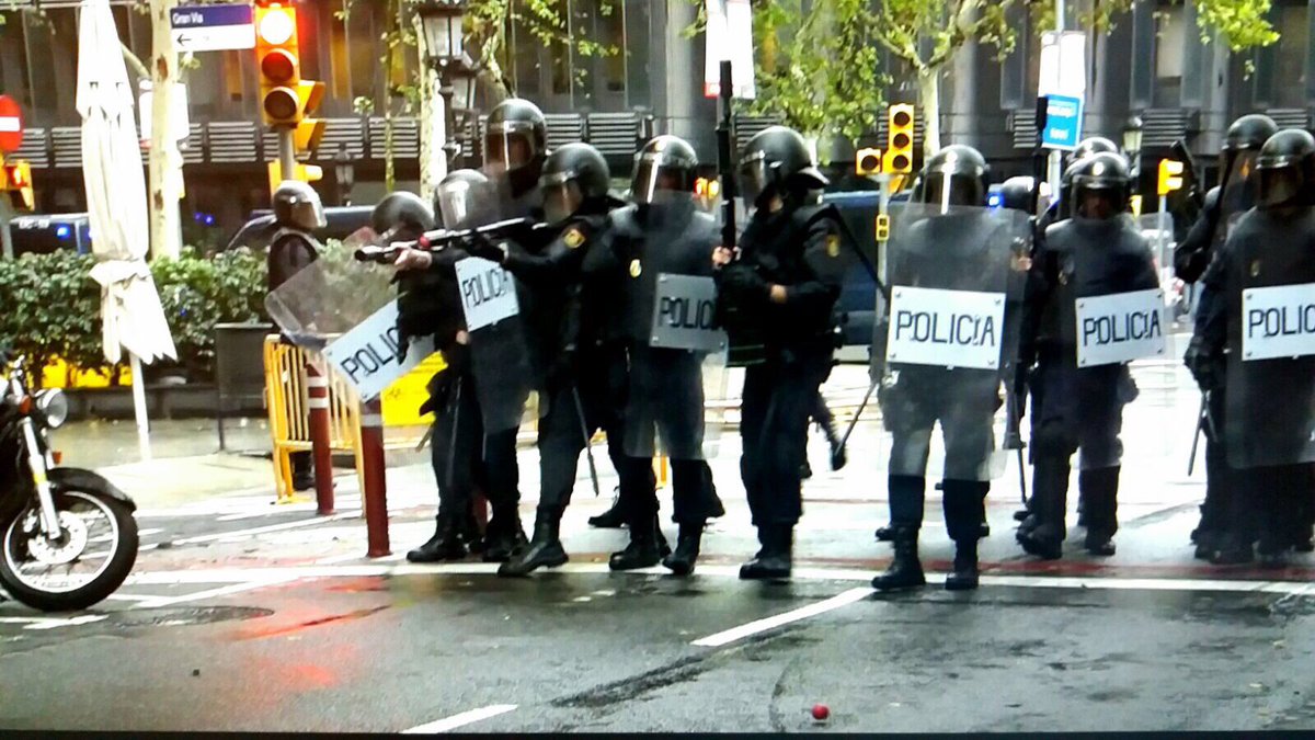 AntonioMaestre's tweet photo. Hoy el ministro Zoido ha dicho que la policía solo ha disparado balas de goma al verse acorralada. Aquí vemos lo acorralada que estaba. https://t.co/wcMII84ASB