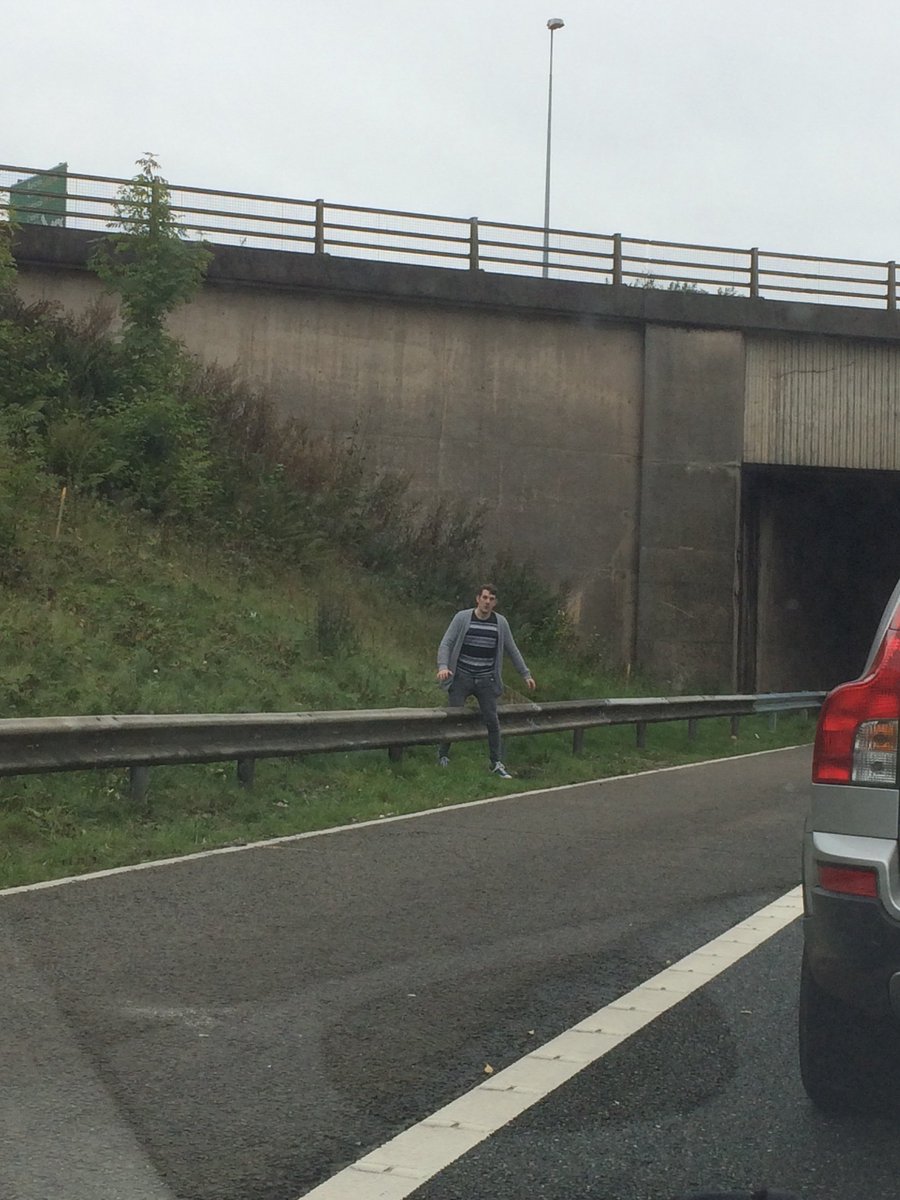 wnegro's tweet photo. Stuck on the #M56 A local guy just been handing out #Kipling cakes to motorist #top_man https://t.co/qvWhnITbrU