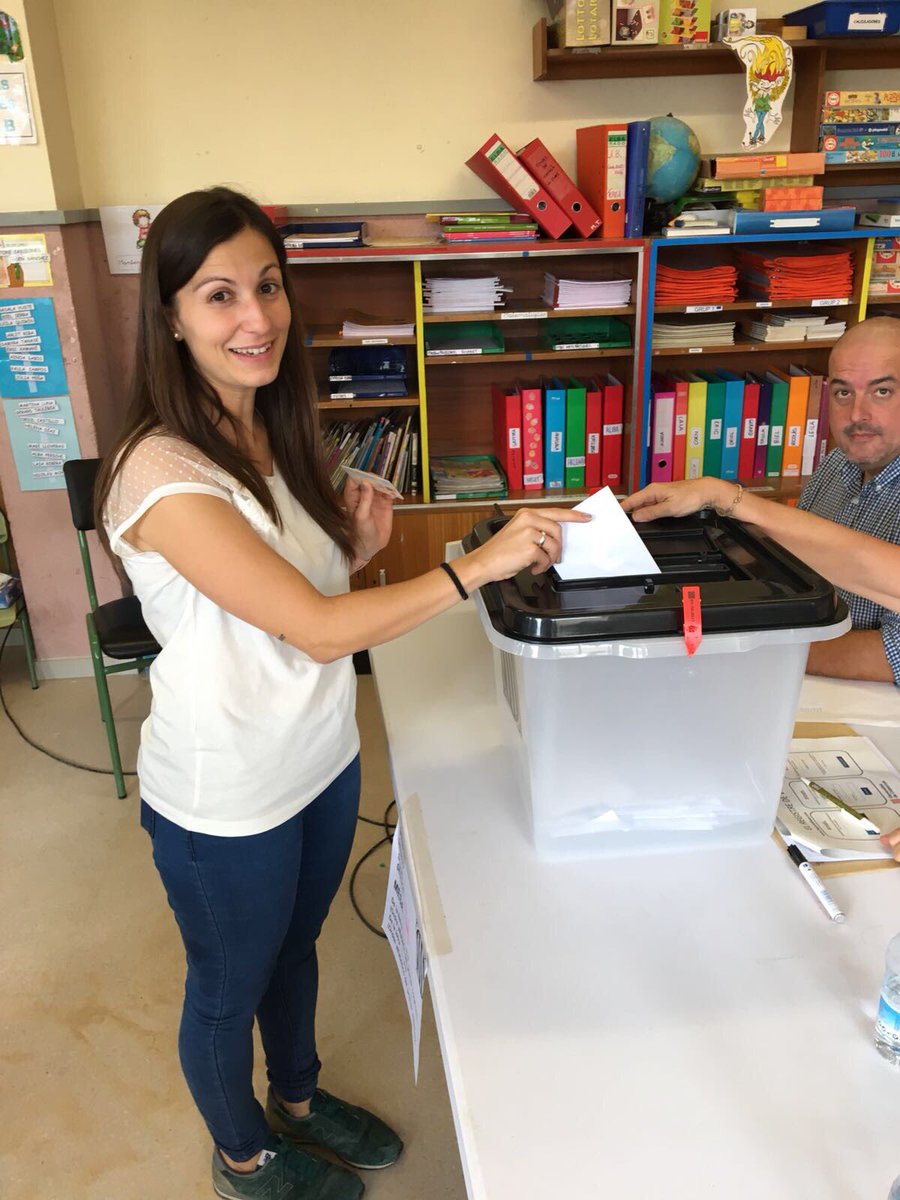 rengeal's tweet photo. Perqué avui dia no es pot permetre la violencia gratuita, avui votem perqué som lliures #jojahevotat #SomCatalunya #contralaviolencia https://t.co/G4pEBKy2Jb