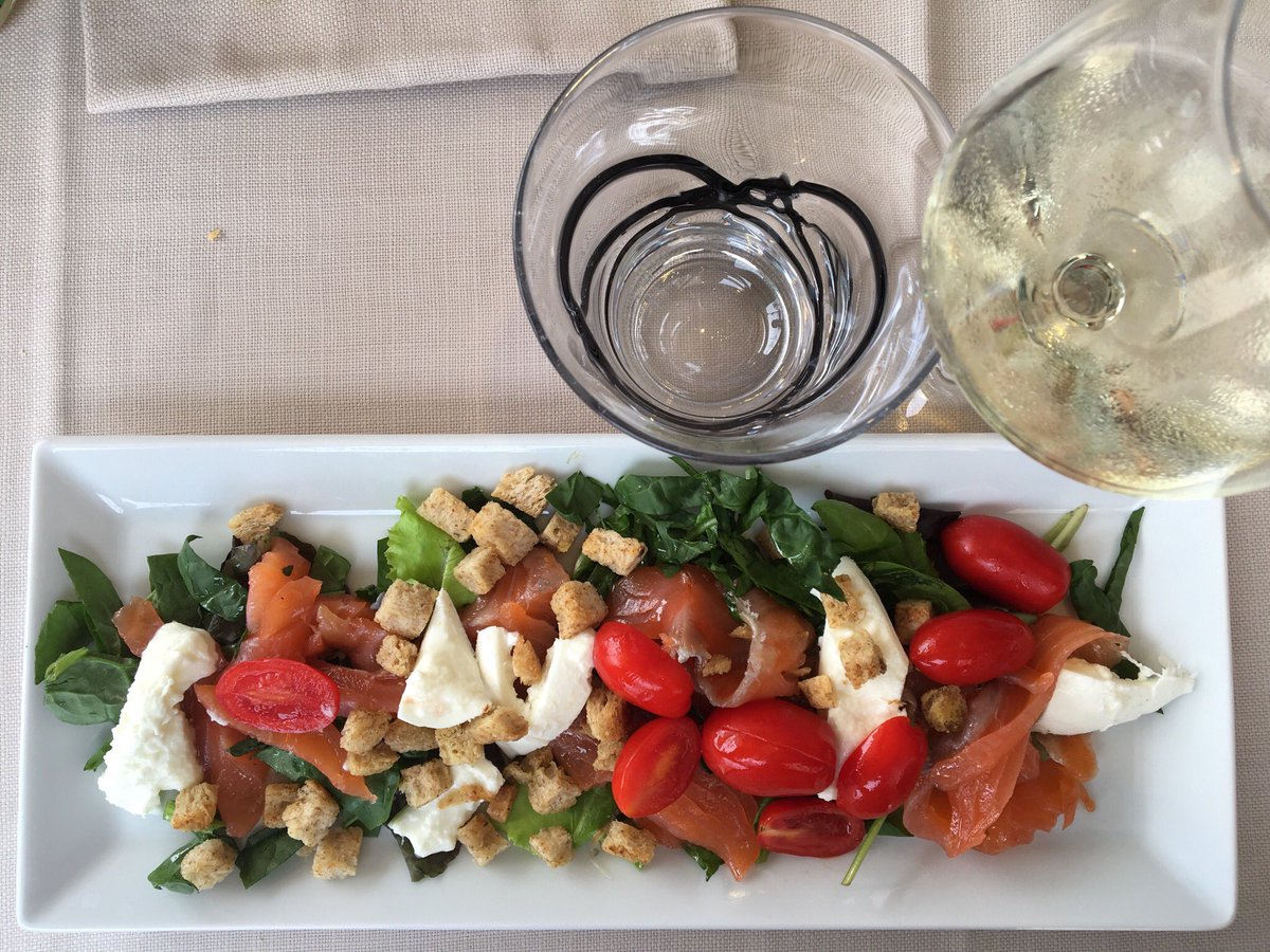 MammaPoppins's tweet photo. E dopo un pranzo così sul lungo mare di Portoferraio, siamo pronti per continuare la giornata! Qui si mangia divinamente 😋😍 #ElbaActive17 https://t.co/GBxUVgPdWw