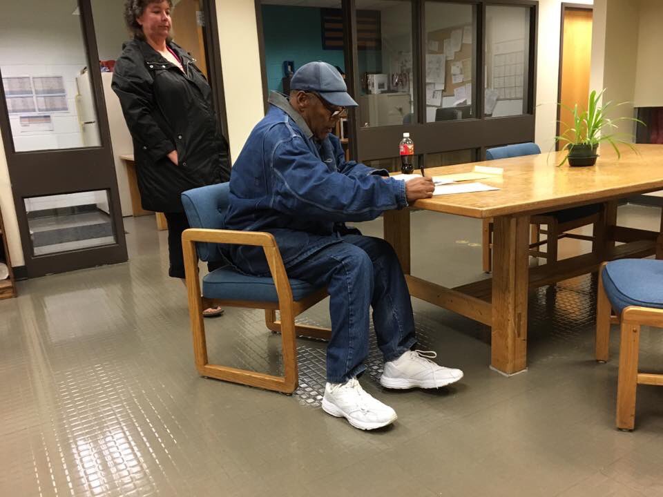 FakeSportsCentr's tweet photo. BREAKING: The Juice is Loose! O.J. Simpson has been released from Prison and signs a 1 year $6M deal to play RB for the Cleveland Browns. https://t.co/pvhyEpjm4r