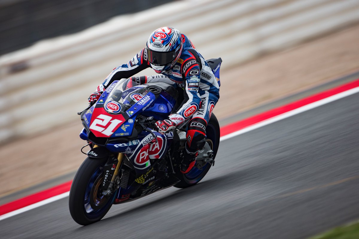 yamaharacingcom's tweet photo. #STK1000 race is go! @tambu_2 started on pole but now P7 &amp; @FlorianMarino is P2 after starting from P4! #YamahaRacing #FrenchWorldSBK 🇫🇷 https://t.co/qJOED2Hv8G
