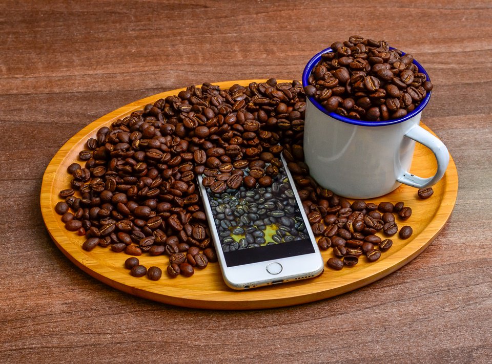 StillAliveMusic's tweet photo. Kenyan coffee is graded mechanically on a bean size/density basis after milling. #CoffeeDayWithRockbern https://t.co/UaHzqVHvBD