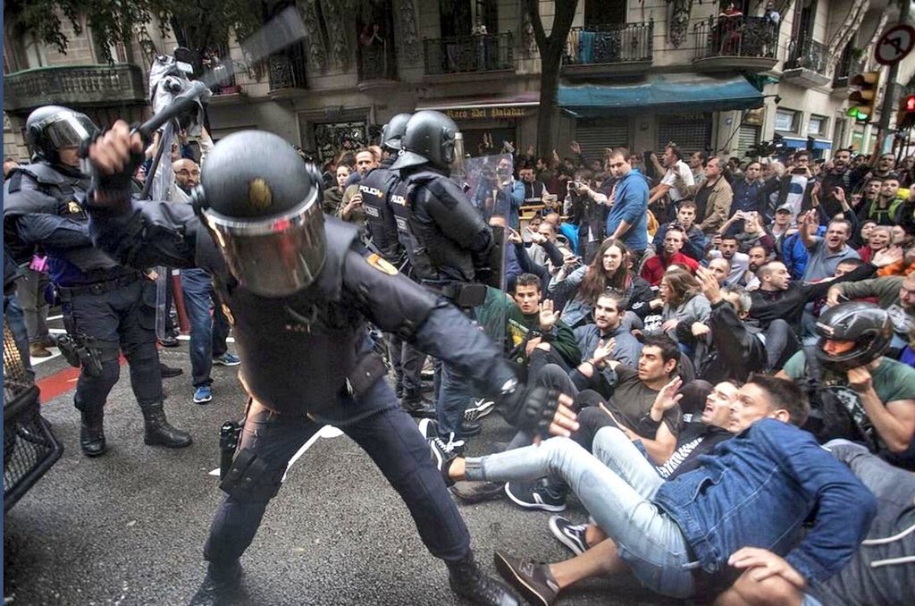 Soltrumbo's tweet photo. -Mr. @marianorajoy, comments about #CatalanReferendum?
-We just enforce Spanish law for this kind of situations
That's exactly the problem! https://t.co/VuvjOlw191