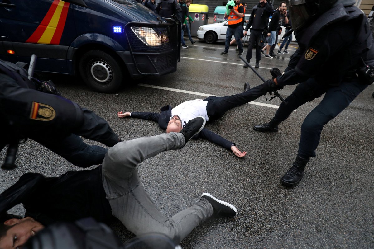 seref_i's tweet photo. No, not Turkey. This is the scene in EU-member Spain during #CatalanReferendum. It'll be interesting to see how EU and EC react. https://t.co/9mQrjNHbJC