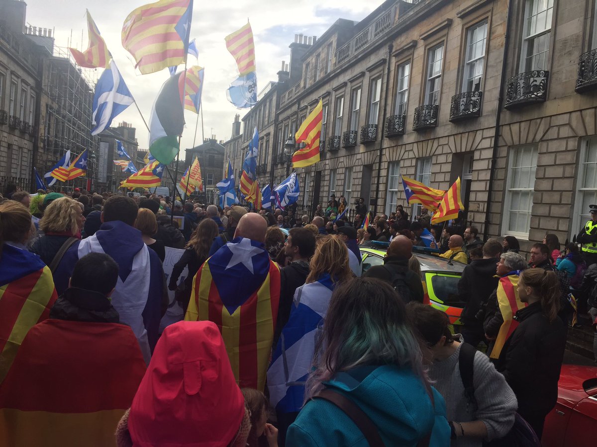 AlisonMDickie's tweet photo. Outside the @EU_Commission offices in Edinburgh. Support for #democracy &amp; #CatalanReferendum https://t.co/LmpetCRLNF