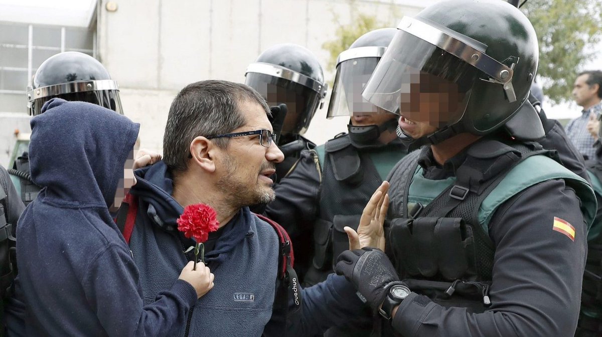 Microanormalada's tweet photo. 🔔 Shame 🔔 Shame 🔔 Shame 🔔 Shame #CatalanReferendum #1Oct https://t.co/8nqcrcyYgX