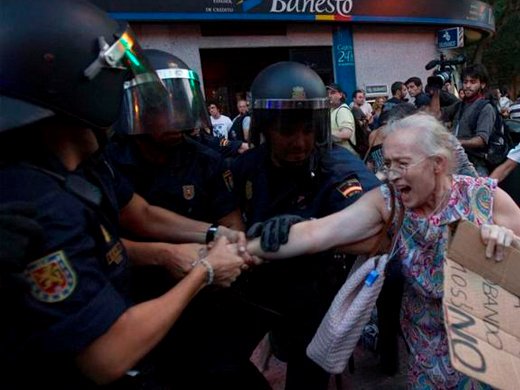SiPeroNo1's tweet photo. Entiendo que los catalanes se sorprendan del salvajismo de la policía española: no la conocían, pero nosotros llevamos años sufriéndola https://t.co/uo0B1GjZk2