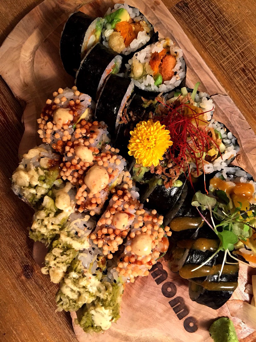 Tag a friend who needs this #vegan sushi in their life 🌱 | 📷: <a href="/dahllii/">Dahlia M</a> #eatplaylive #sushimomo #mtlmoments